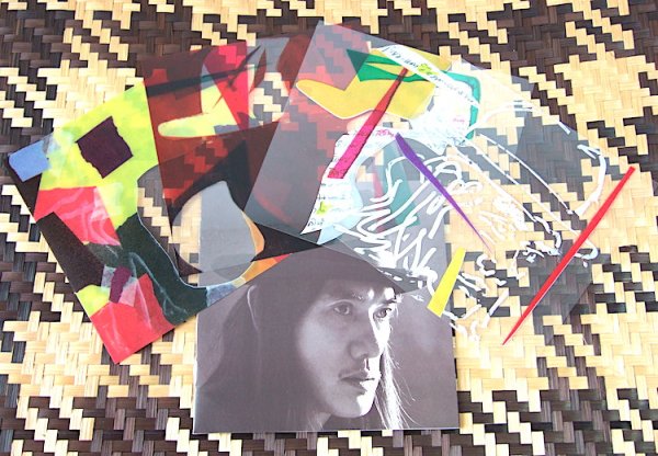 ブックレットと色付けされた透明フィルム