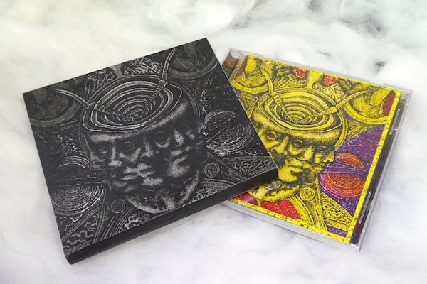 本体はスリップ・ケースに入っています