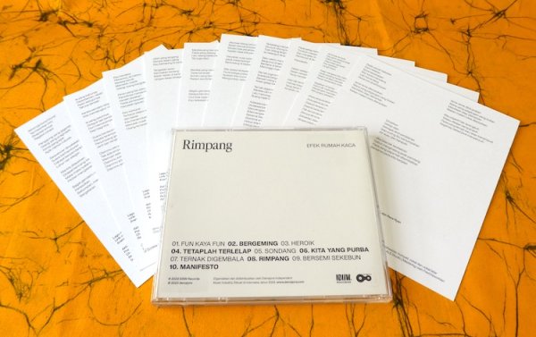 袋の中にはCDとポストカード形式の歌詞カード