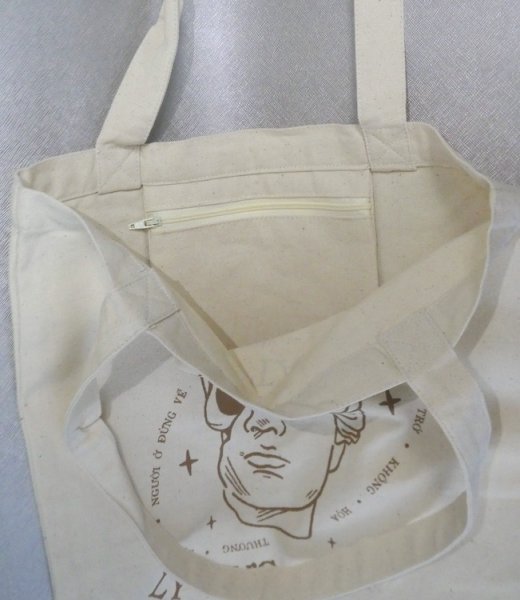 内側にファスナー付きポケット