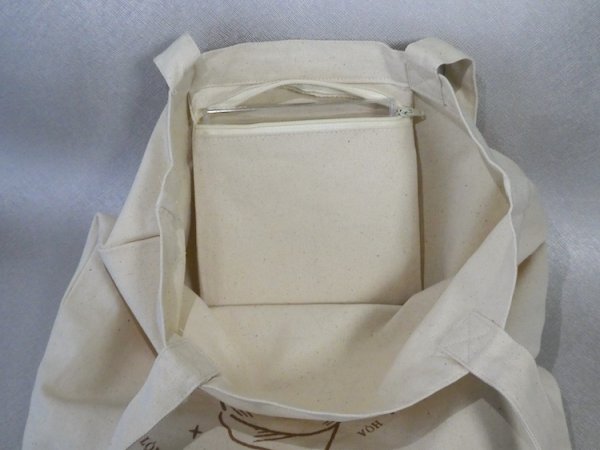 ポケットにはちょうどCDケースが1枚入る